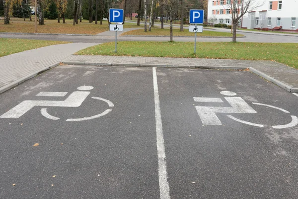 Foto Skyltar Asfalten För Parkering För Bilar För Funktionshindrade Staden — Stockfoto