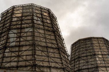 Gökyüzünün arka planında büyük bacaları olan bir termoelektrik santralinin fotoğrafı.