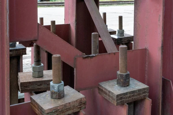 Foto Close Conexão Fixação Estruturas Metálicas Vermelhas Com Parafusos Porcas — Fotografia de Stock