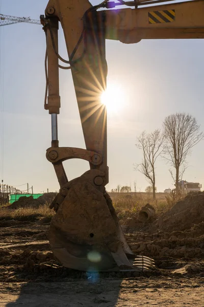 Foto Vertical Una Excavadora Amarilla Excavando Suelo Sitio Construcción — Foto de Stock