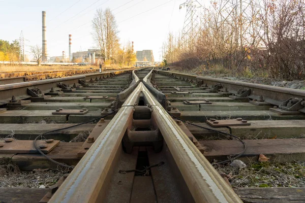 Φωτογραφία Από Ένα Παλιό Ξύλινο Συγχωνευμένο Σιδηρόδρομο Κατά Πράσινο Γρασίδι — Φωτογραφία Αρχείου