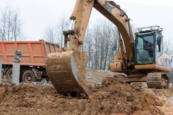 Foto Van Een Graafmachine Laadt Een Vrachtwagen Met Bouwzand Hoge Stockfoto