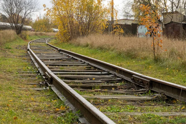 Φωτογραφία Από Μια Ξύλινη Παλιά Σιδηροδρομικές Γραμμές Και Πράσινο Γρασίδι — Φωτογραφία Αρχείου
