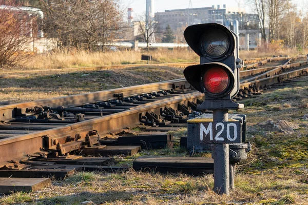 鉄道の背景にある信号機で赤い光を燃やす写真 列車のコンセプト — ストック写真