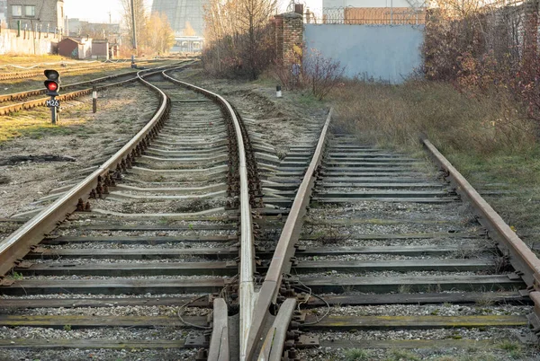 Φωτογραφία Ενός Παλιού Ξύλινου Σιδηρόδρομου Ενάντια Στο Πράσινο Γρασίδι Και — Φωτογραφία Αρχείου