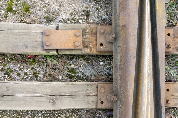 Eski ahşap bir demiryolunun yakın plan fotoğrafı. Tren ve doğa konsepti. Soyut.