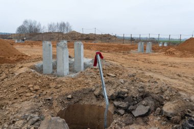 Vakfın şantiyesindeki kırmızı kurdelenin fotoğrafı.. 