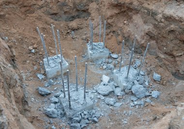 Bir inşaat sahasında kümelerin fotoğrafları. 