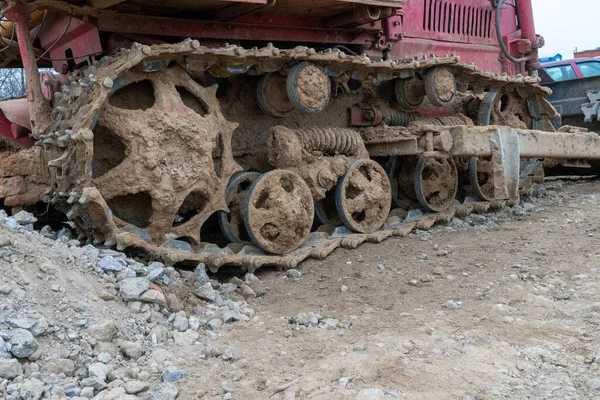 Buldozer tırtıllarının yakın plan fotoğrafı.. 