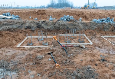 Bir inşaat sahasında kümelerin fotoğrafları. 