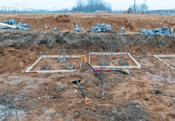 Bir inşaat sahasında kümelerin fotoğrafları. 