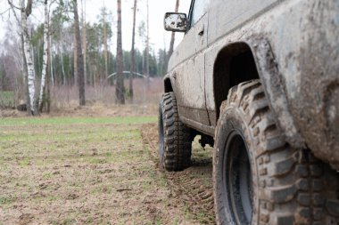 Kirli bir cipin tekerlerinin yakın plan fotoğrafı.. 