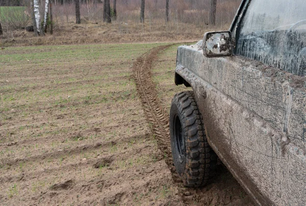 Fotografie Eines Rades Und Autoteilen Radmarke Auf Dem Feld — Stockfoto