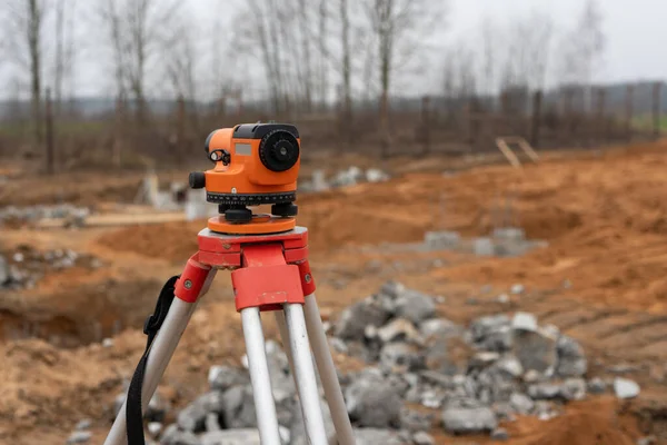 Lojistik merkezinin inşaat alanında bir seviye. İncelemeci