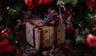 Ağacın içinde yılbaşı hediyesi