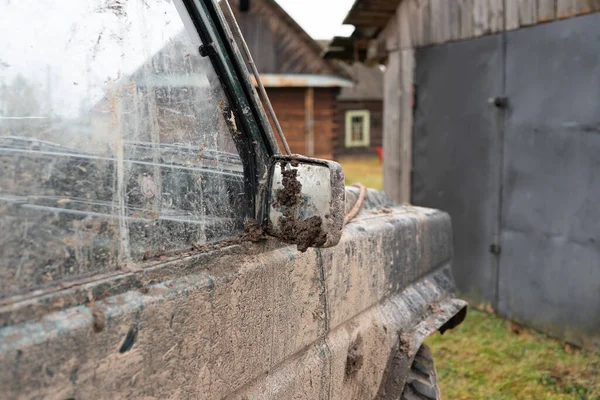 Een Zijspiegel Modder Vuile Jeep Het Dorp — Stockfoto