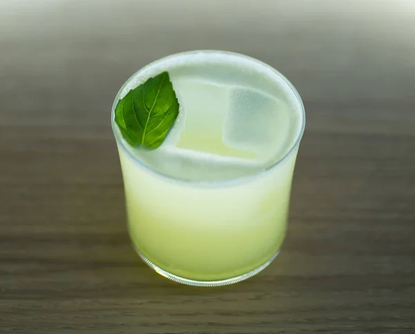 Cocktail Vidro Com Hortelã Gelo — Fotografia de Stock
