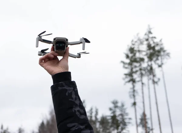 Homem Lança Drone Quadricóptero Para Vídeo Fotografia — Fotografia de Stock