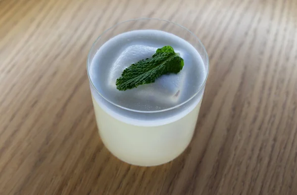 Cocktail Mit Weißem Schaum Und Minze Auf Einem Holztisch Für — Stockfoto