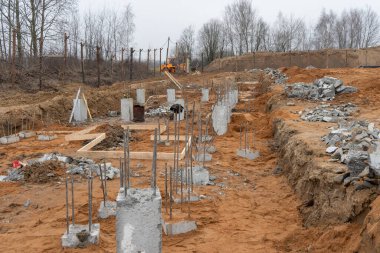 Bir inşaat sahasındaki temel elementlerin fotoğrafı. 