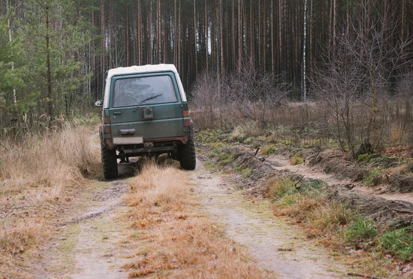 Foto Eines Schwarzen Geländewagens Auf Matschiger Schotterstraße Rallye Suv Wald — Stockfoto