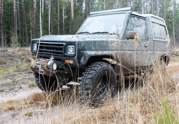 Foto Eines Schwarzen Geländewagens Auf Matschiger Schotterstraße Rallye Suv Automobilkonzept — Stockfoto