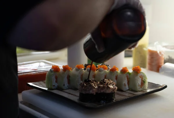 Ekmeğe özel sos döken bir şefin fotoğrafı.. 