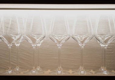 Aynı boyutta temiz şarap bardakları dolapta sergilenir.