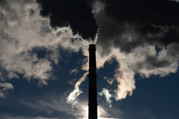 Foto Pipas Humeantes Central Térmica Contra Cielo Chimeneas Humo Una — Foto de Stock