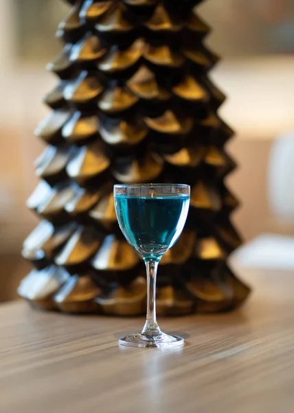 Vaso Con Una Bebida Azul Fondo Árbol Navidad — Foto de Stock