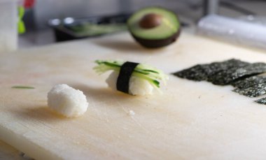 Suşi yapma sürecinin fotoğrafı.