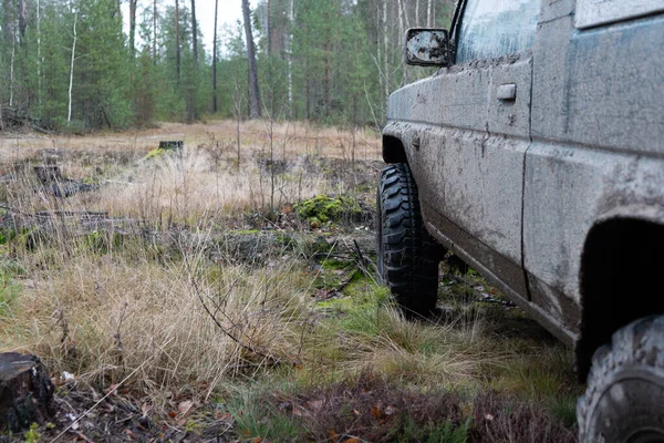 Foto Eines Schwarzen Geländewagens Auf Matschiger Schotterstraße Rallye Suv Wald — Stockfoto