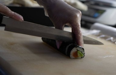 Lokantada ekmekleri kesen bir şefin fotoğrafı..