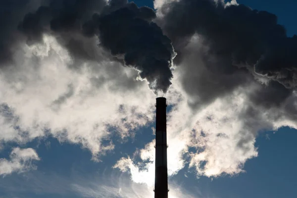 Gezegen insanı piposu duman atmosfer kirliliği mavi gökyüzü güneşi.