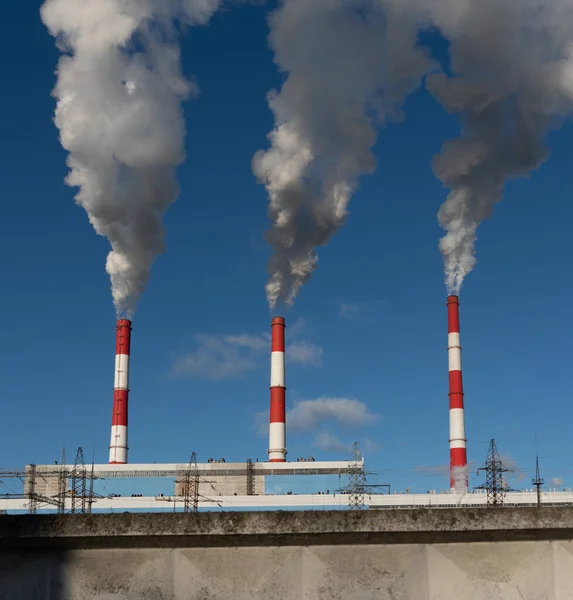 Humo Blanco Sale Chimenea Contra Cielo Azul Tres Tuberías Durante — Foto de Stock