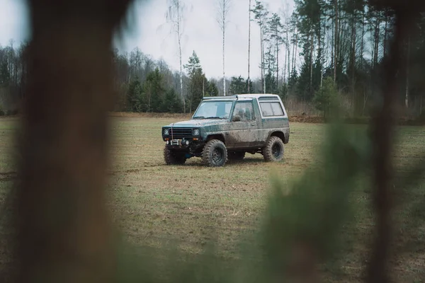 Foto Van Een Jeep Door Takken Het Veld — Stockfoto