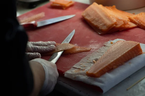 Chef Kok Keuken Snijdt Rode Vis Sushi Andere Japanse Gerechten — Stockfoto