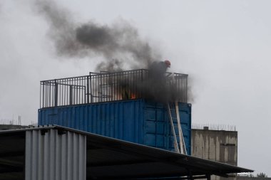 İtfaiyeci yangından kaçmaya çalışıyor. İtfaiyeci insanları kurtarır..