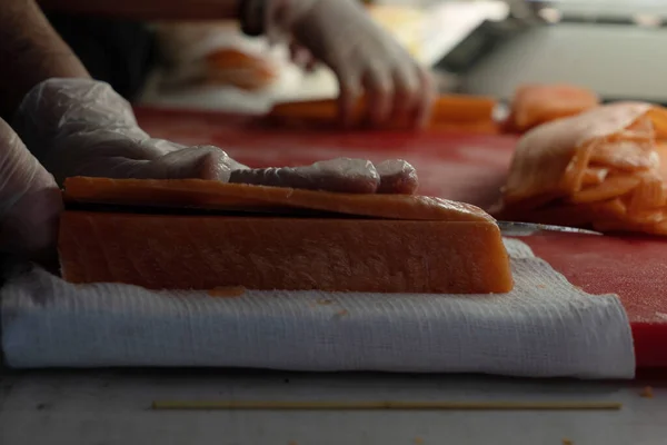 Chef Corta Pescado Rojo Con Cuchillo Una Tabla Cortar Restaurante — Foto de Stock