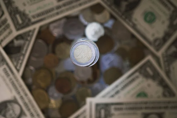 Avro sikkesi tarafından yönetilen bir yığın bozuk para ve madeni paranın arkası. Dolarla çevrili Euro