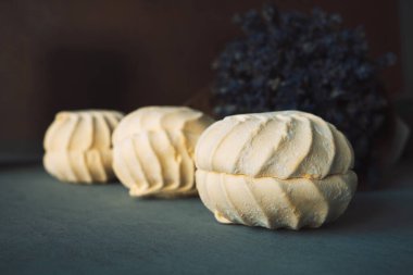 Marshmallow el yapımı yakın çekim. Muz şekerlemesi ve arka planda lavanta buketi.