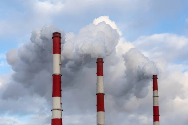 Chimenea Blanca Humo Tres Una Fila Cielo Azul — Foto de Stock