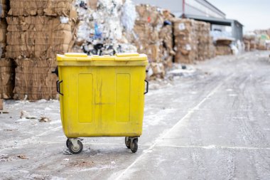 Atık ve kağıt üretimi. Çöp kutusu sarı.