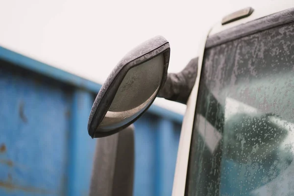 시야와 시야를 향상시키기 트럭에 추가로 거울을 설치하다 — 스톡 사진