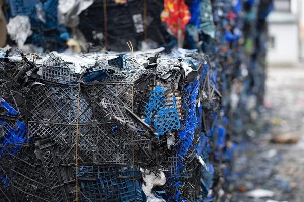 Plastik geri dönüşüm üretimi. Plastiği balyalara bastırmak