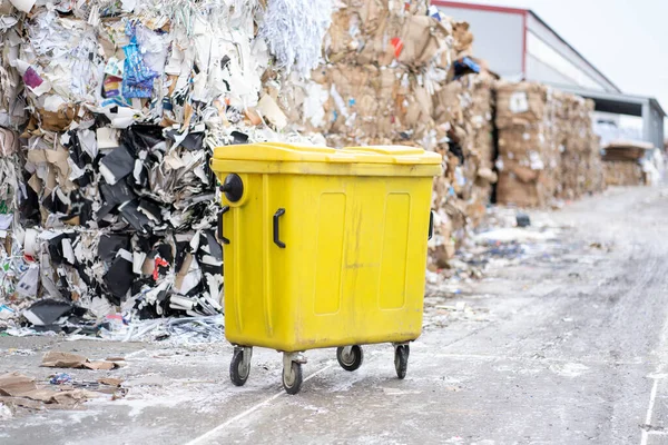 Papelera Amarilla Con Montón Basura Fondo Producción Clasificación Residuos —  Fotos de Stock