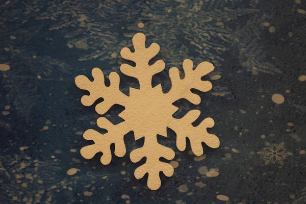 Arkaplanda büyük bir kar tanesinin fotoğrafı.