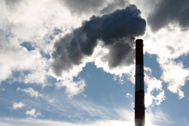 Baca dumanı atmosfer kirliliği mavi gökyüzü.
