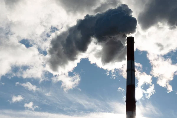 Chimenea Humo Atmósfera Contaminación Cielo Azul — Foto de Stock