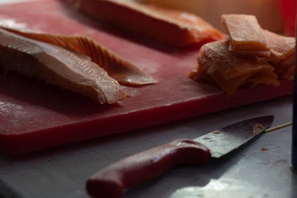 Foto Una Tabla Roja Cuchillo Pez Rojo Cocina Casa Mariscos — Foto de Stock